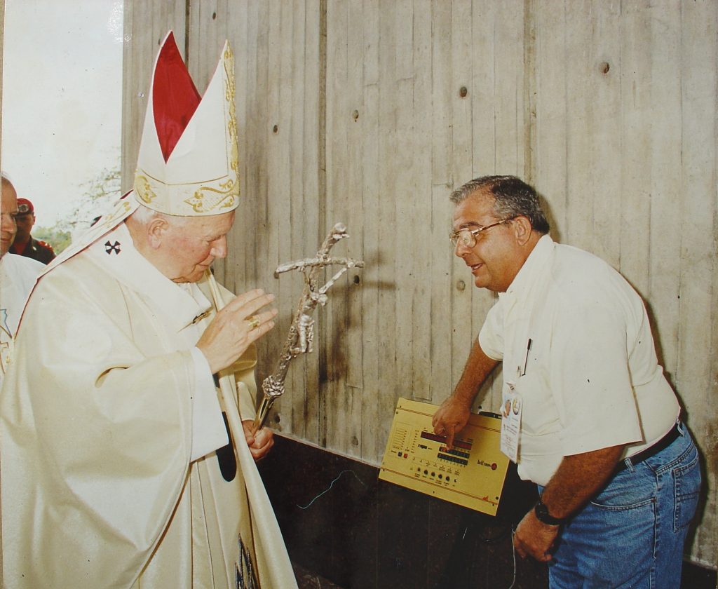 Foto con el Papa Juan Pablo II junto a Giorgio Roddi F.