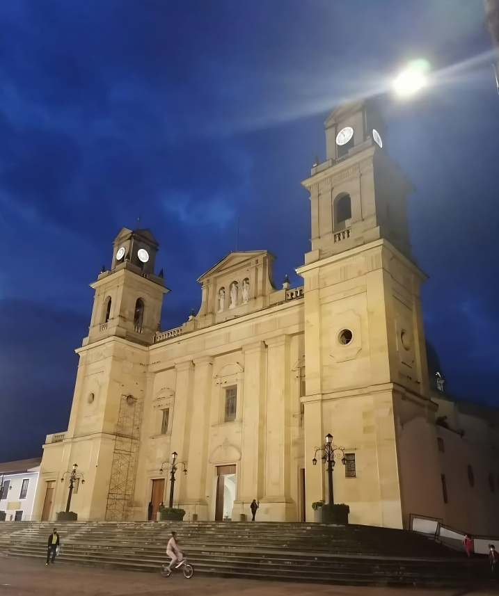 Reloj de torre diseñado e instalado en la Basílica de Chiquinquirá, por Campanario Latam