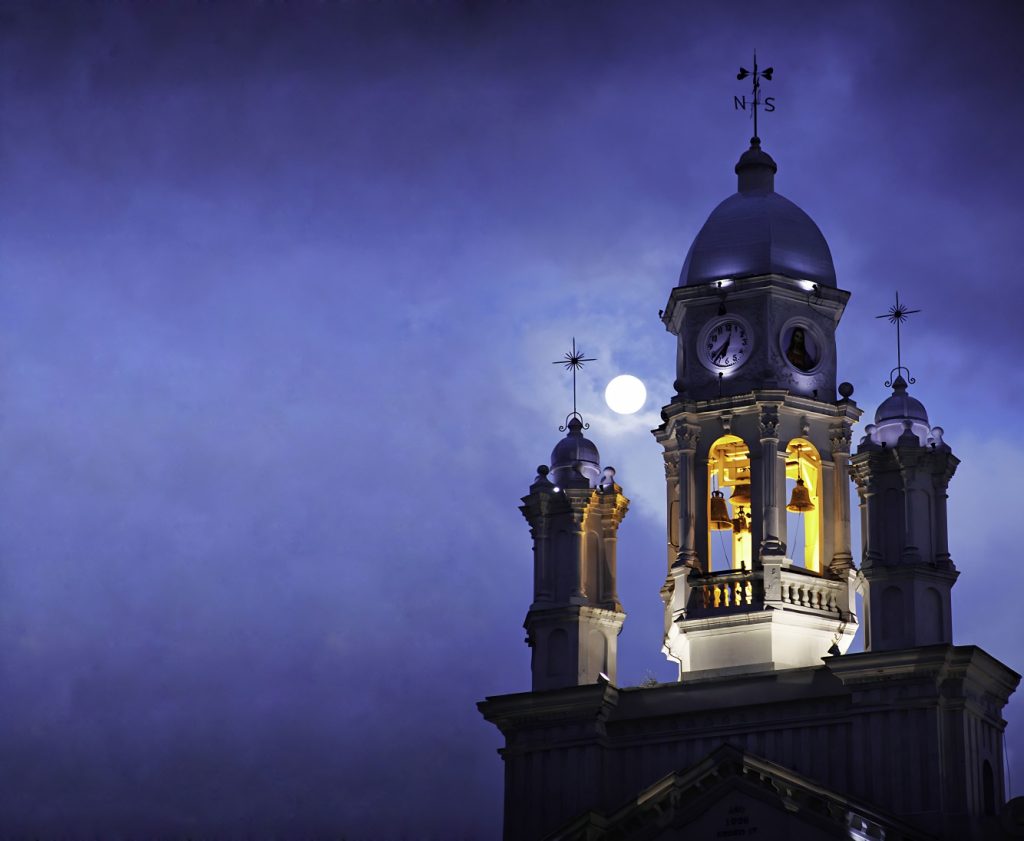Automatización de reloj monumental en la Parroquia San Juan Bautista de Sangolquí, Ecuador